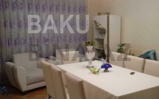 4 Room Old Apartment for Sale in Baku