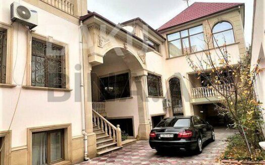 15-Room House / Villa for Sale in Baku