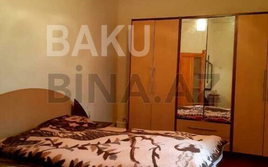 5-Room Old Apartment for Sale in Baku