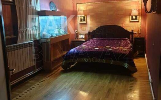 4 Room Old Apartment for Sale in Baku