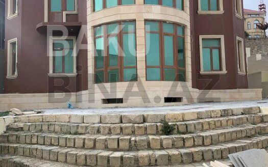 12-Room House / Villa for Sale in Baku