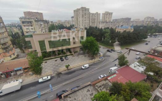 3 Room Old Apartment for Sale in Baku