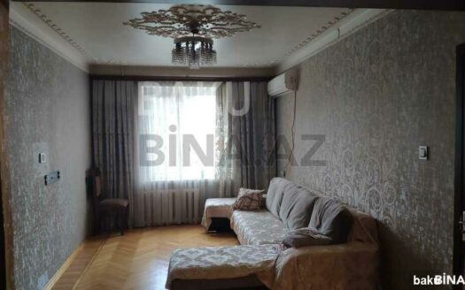 5-Room Old Apartment for Sale in Baku