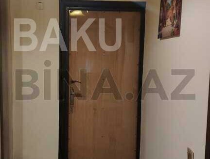 5-Room Old Apartment for Sale in Baku