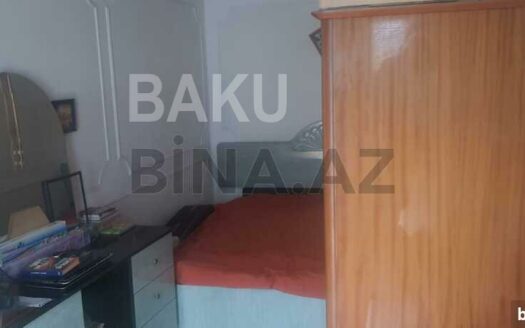 4 Room Old Apartment for Sale in Baku