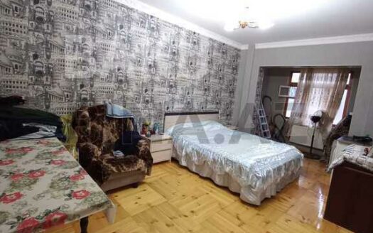 3 Room Old Apartment for Sale in Baku