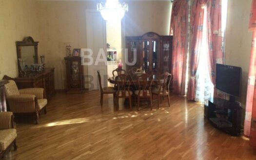 4 Room Old Apartment for Sale in Baku