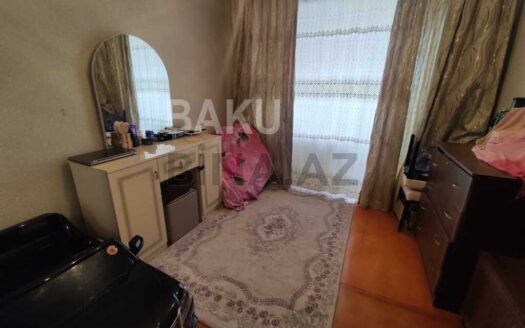 3 Room Old Apartment for Sale in Baku