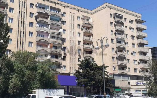 3 Room Old Apartment for Sale in Baku