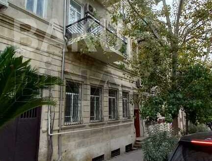 4 Room Old Apartment for Sale in Baku