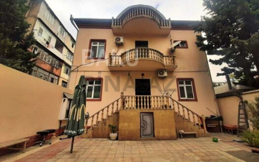 10 Room House / Villa for Sale in Baku