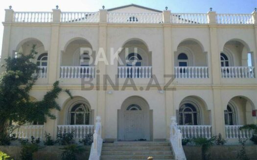 7 Room House / Villa for Sale in Baku