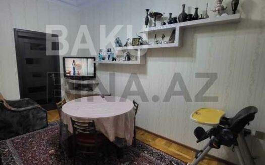 3 Room Old Apartment for Sale in Baku