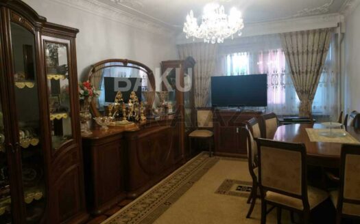 3 Room Old Apartment for Sale in Baku