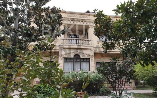 10 Room House / Villa for Sale in Baku