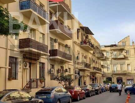 3 Room Old Apartment for Sale in Baku