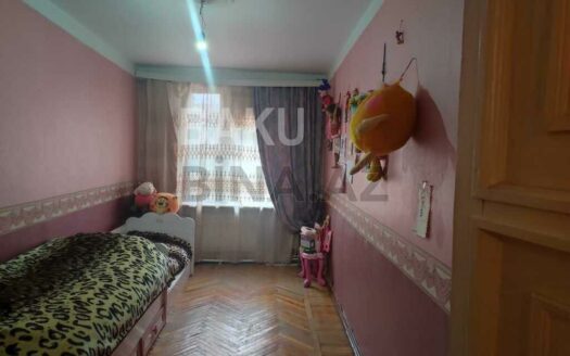 3 Room Old Apartment for Sale in Baku