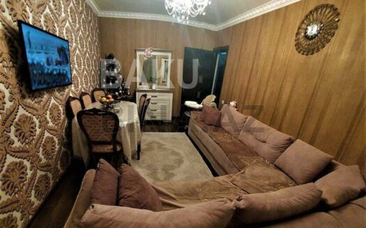 3 Room Old Apartment for Sale in Baku