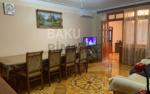 4 Room Old Apartment for Sale in Baku