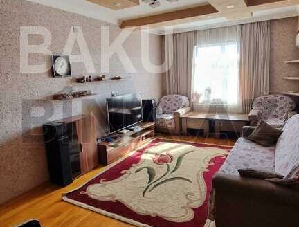 3 Room Old Apartment for Sale in Baku