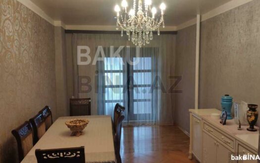 5-Room Old Apartment for Sale in Baku