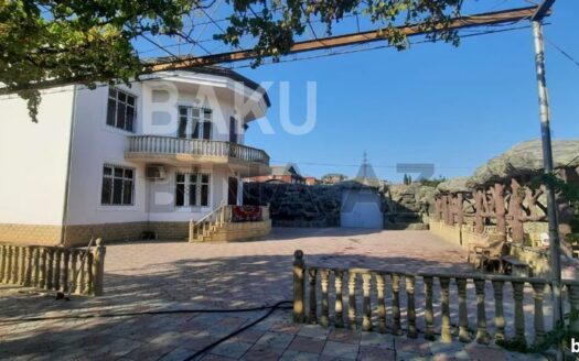 8 Room House / Villa for Sale in Baku