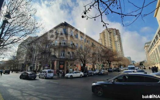 3 Room Old Apartment for Sale in Baku