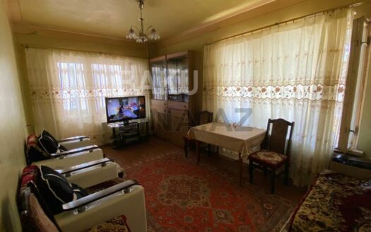 4 Room Old Apartment for Sale in Baku