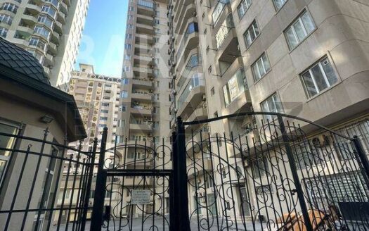 3 Room Old Apartment for Sale in Baku