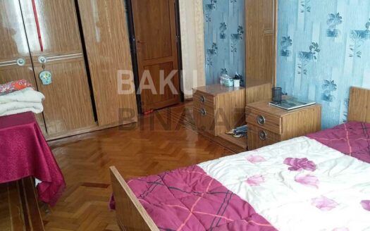 4 Room Old Apartment for Sale in Baku