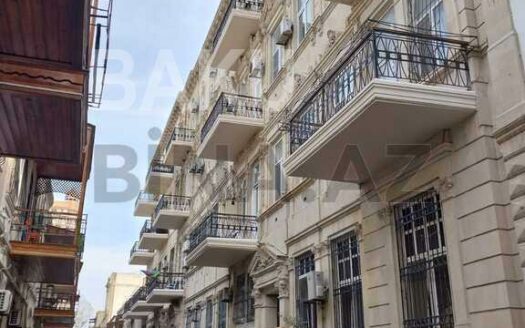 3 Room Old Apartment for Sale in Baku