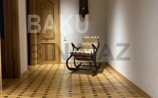 4 Room Old Apartment for Sale in Baku