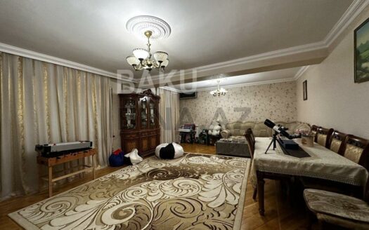 4 Room Old Apartment for Sale in Baku