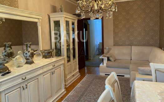 3 Room Old Apartment for Sale in Baku