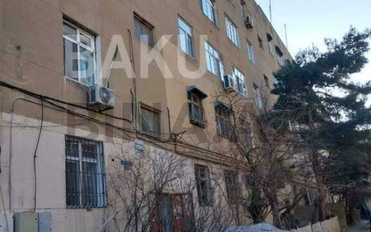 4 Room Old Apartment for Sale in Baku