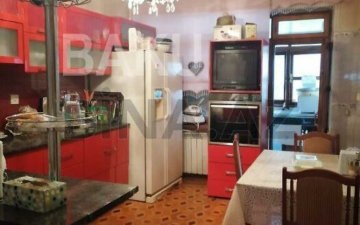 5-Room Old Apartment for Sale in Baku