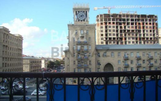 1 Room Old Apartment for Sale in Baku