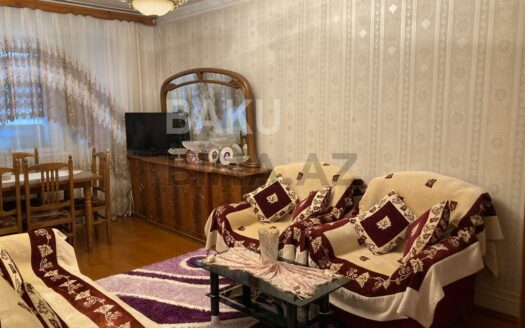 4 Room Old Apartment for Sale in Baku