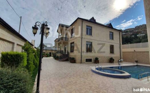 7 Room House / Villa for Sale in Baku