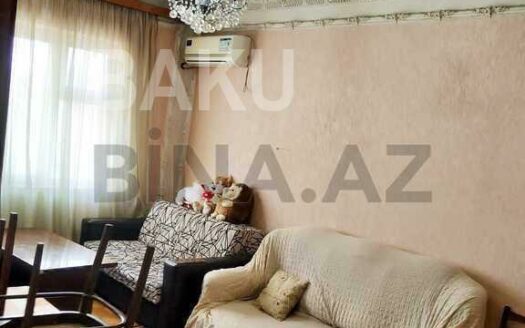 4 Room Old Apartment for Sale in Baku