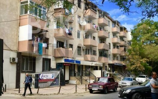 2 Rooms Old Apartment for Sale in Baku