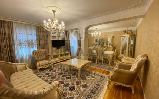 5-Room Old Apartment for Sale in Baku