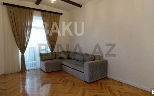 4 Room Old Apartment for Sale in Baku