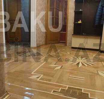 4 Room Old Apartment for Sale in Baku