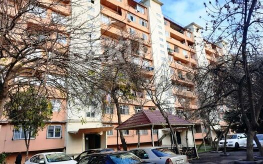 5-Room Old Apartment for Sale in Baku