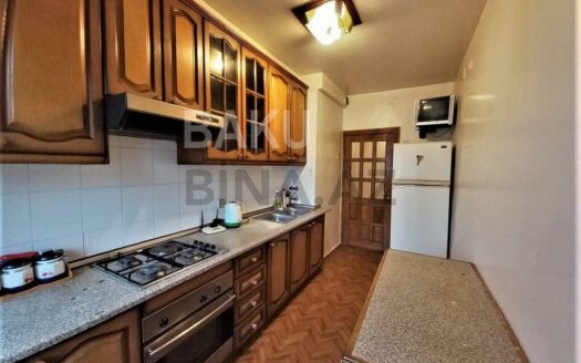 3 Room Old Apartment for Sale in Baku