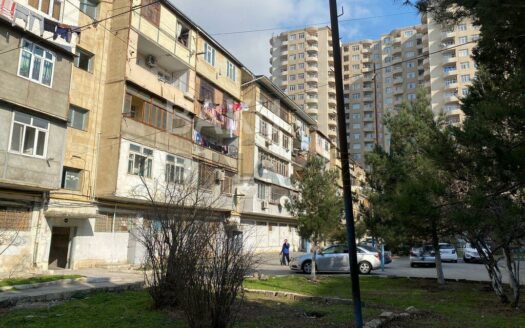 5-Room Old Apartment for Sale in Baku