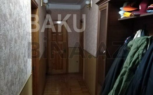 5-Room Old Apartment for Sale in Baku