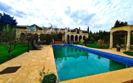 9 Room House / Villa for Sale in Baku