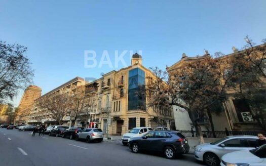 4 Room Old Apartment for Sale in Baku